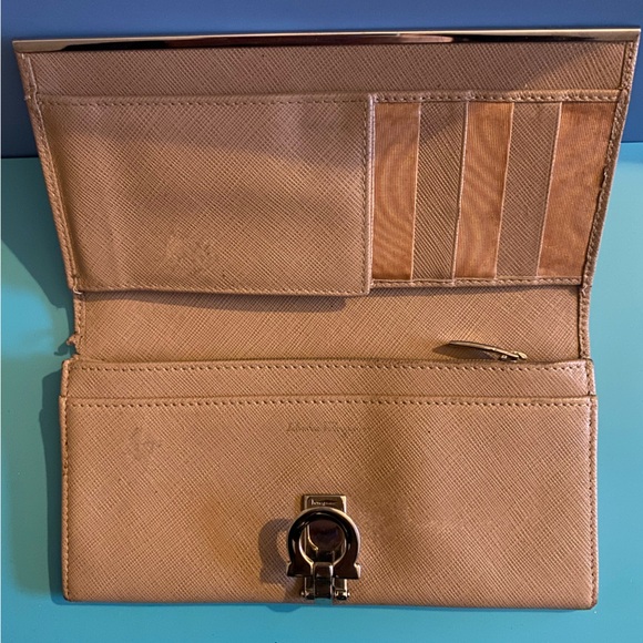 PRE-LOVED 💝 Ferragamo 💝 Long *Leather* Wallet- Neutral/Nude - Picture 5 of 9